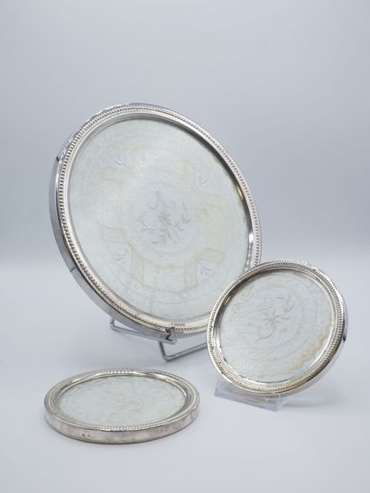 Trois napperons en dentelle sous verre dans...
