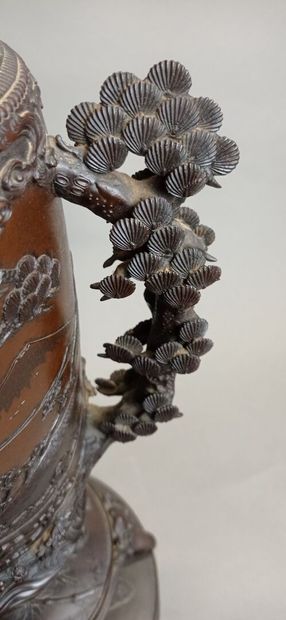 JAPON.

Paire de vases couverts en métal...