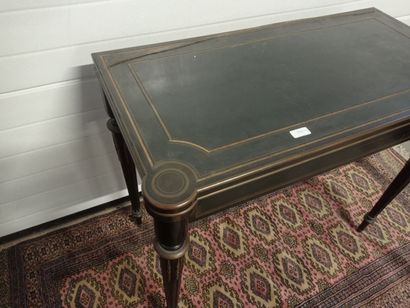 Table à jeu en bois noirci.

Plateau en portefeuille.

Epoque...
