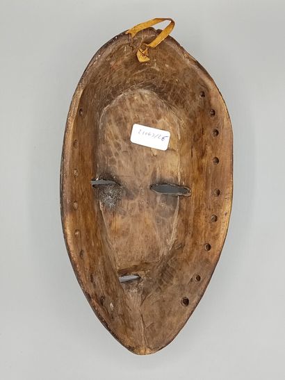 Masque Africian en bois sculpté laqué noir.

30...