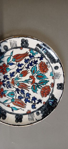 IZNIC, dans le style de.

Assiettes en céramique...