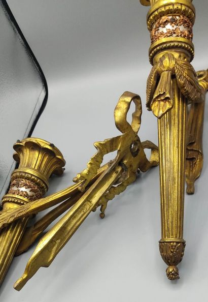 Suite de trois appliques en bronze doré et...