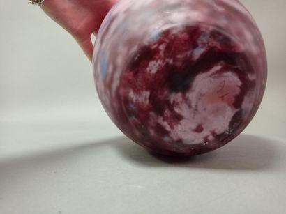 1 vase en verre marmorén rose, vers 1920.

H:...
