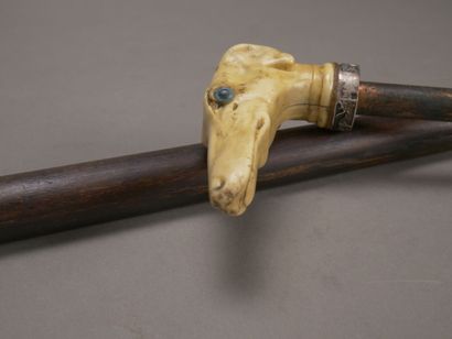Canne épée, pommeau façon ivoire figurant...