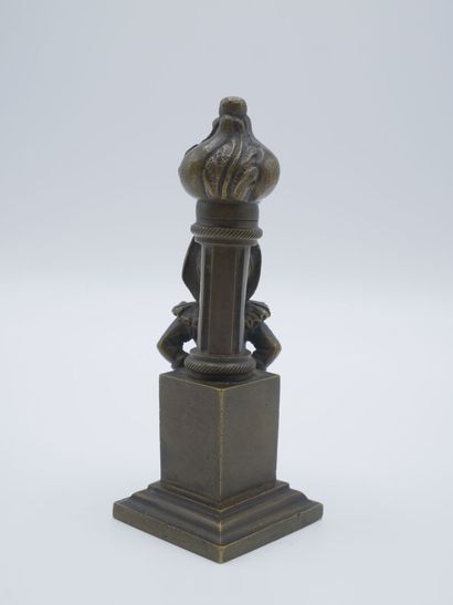Enfant adossé à une colonne.

Bronze patiné.

Fonte...