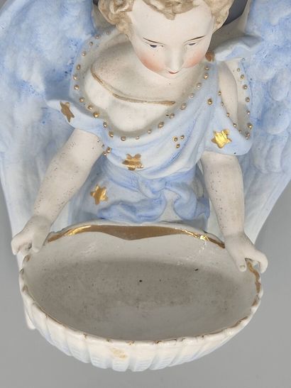 Bénitier figurant un ange. 

Sujet en biscuit...