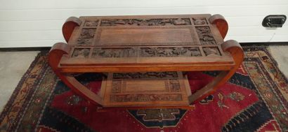 Table-basse en bois naturel.

Le plateau...