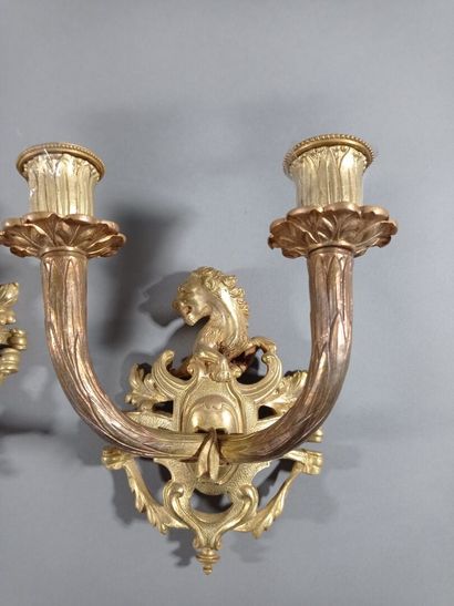 Paire d'appliques en bronze doré et ciselé...