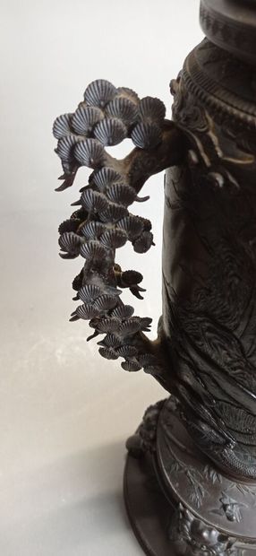 JAPON.

Paire de vases couverts en métal...