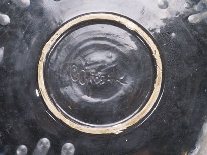 Plat en céramique sur fond noir à décor émaillé...