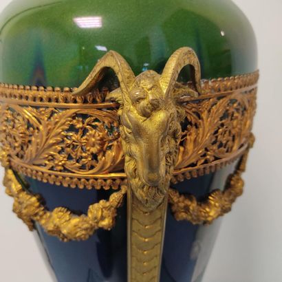 Important vase en faïence bleue et verte,...