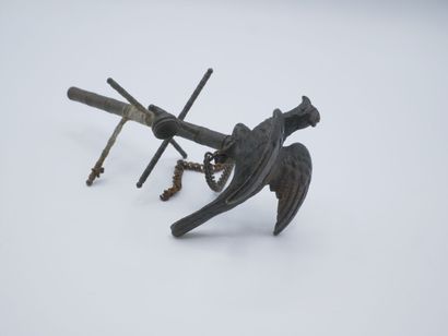 Pied de lampe en bronze à décor d'un griffon.

Fin...