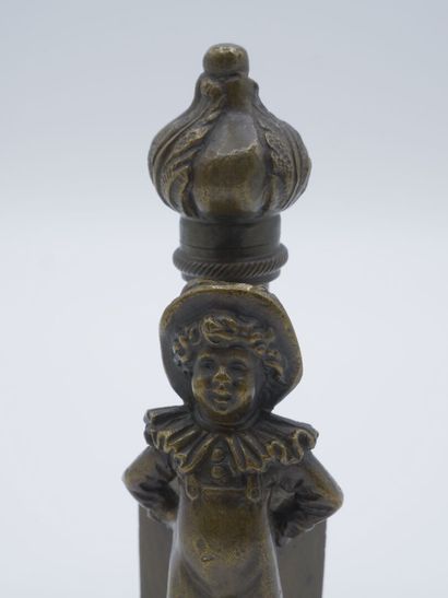 Enfant adossé à une colonne.

Bronze patiné.

Fonte...