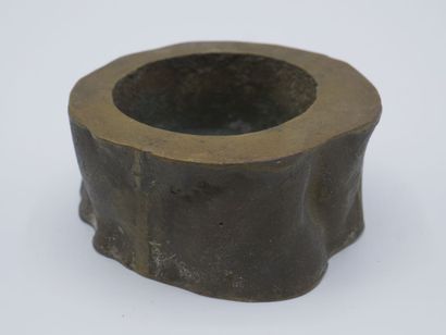 Petit cendrier en bronze figurant une souche...