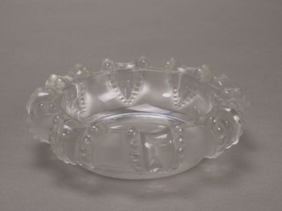 Lalique France.

Petite coupe en verre dépoli...