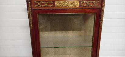 Vitrine à hauteur d'appui en acajou et placage...