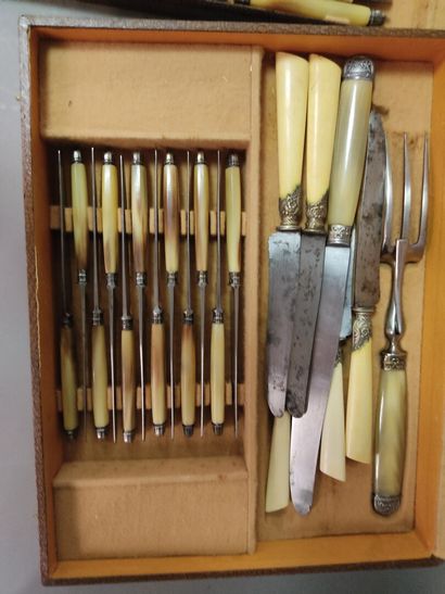 Coffret de ménagère comprenant couteaux,...