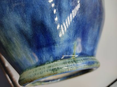 Desvres

Vase piriforme en grès émaillé bleu.

Cachet...