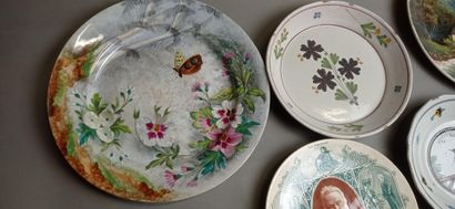 Réunion de cinq assiettes en faïence et/ou...