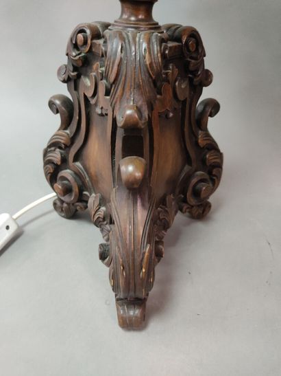Pique-cierge monté en lampe en bois tourné...