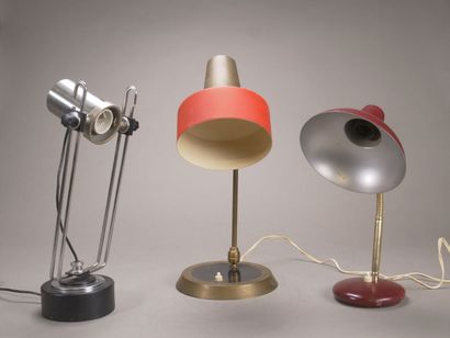 Réunion de trois lampes de bureau comprenant:

-...