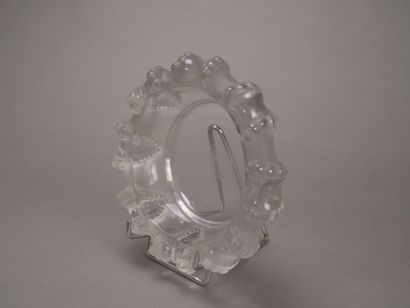 Lalique France.

Petite coupe en verre dépoli...
