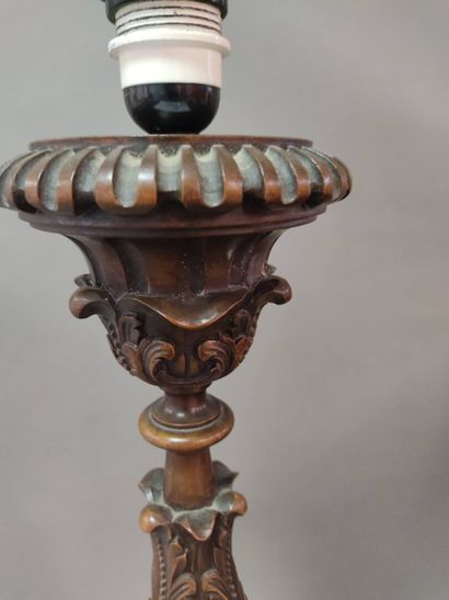 Pique-cierge monté en lampe en bois tourné...