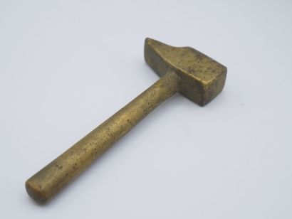 Petit cendrier en bronze figurant une souche...