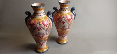 Henriot QUIMPER.

Paire de vases en faïence...