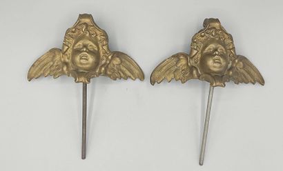 Paire d'éléments figurant des tête d'angelots.

Bronze...