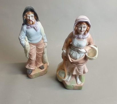 Paire de bouteilles en porcelaine figurant...