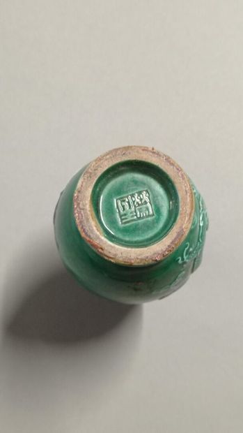 CHINE.

Petit vase en céramique verte.

Décor...
