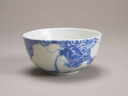 CHINE

Bol en porcelaine à décor de dragons.

Marque...