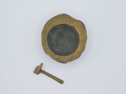 Petit cendrier en bronze figurant une souche...