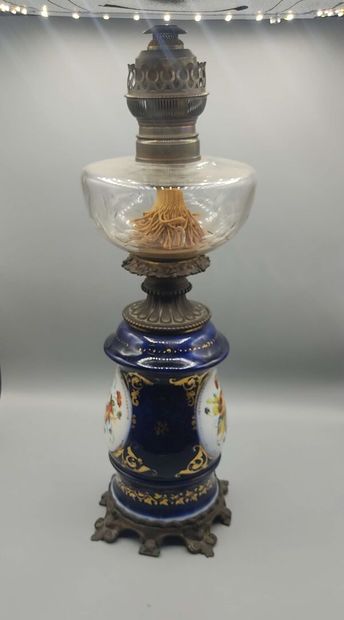 BAYEUX

Lampe à pétrole en porcelaine bleu...