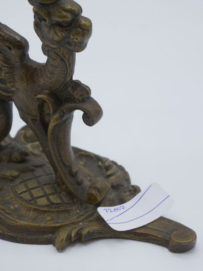 Pied de lampe en bronze à décor d'un griffon.

Fin...