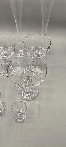 Service de verre à pieds en cristal.

Il...