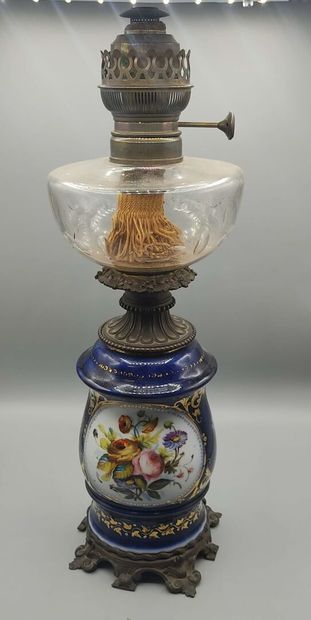 BAYEUX

Lampe à pétrole en porcelaine bleu...