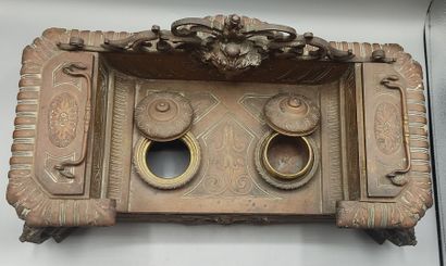 Encrier en bronze patiné à décor d'une tête...