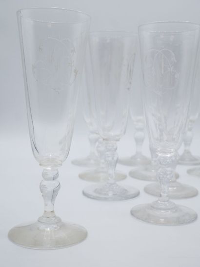 21 flutes en cristal monogrammées 