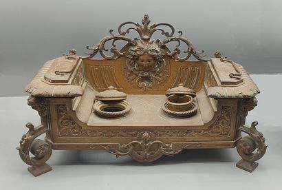 Encrier en bronze patiné à décor d'une tête...