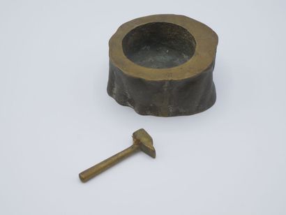 Petit cendrier en bronze figurant une souche...