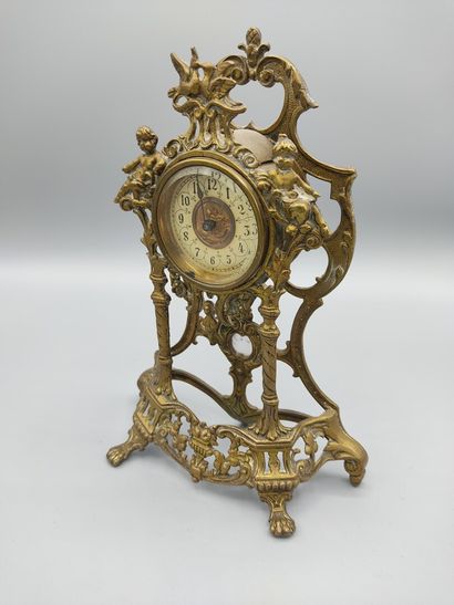 Deux petites pendulettes en laiton et métal...