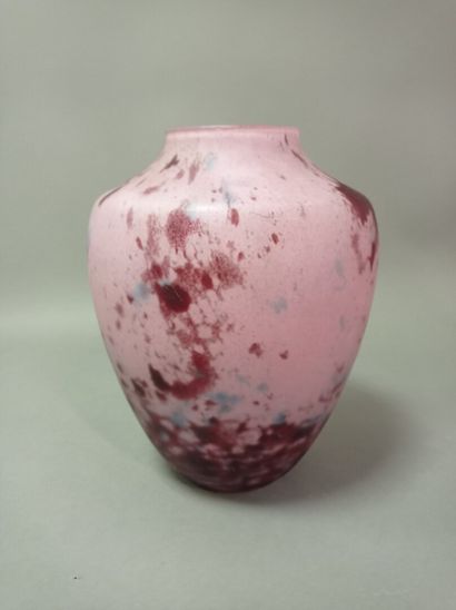 1 vase en verre marmorén rose, vers 1920.

H:...