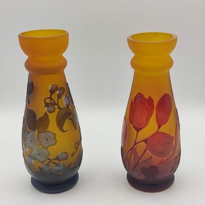 GALLE, Dans le goût de.

Deux vases de forme...