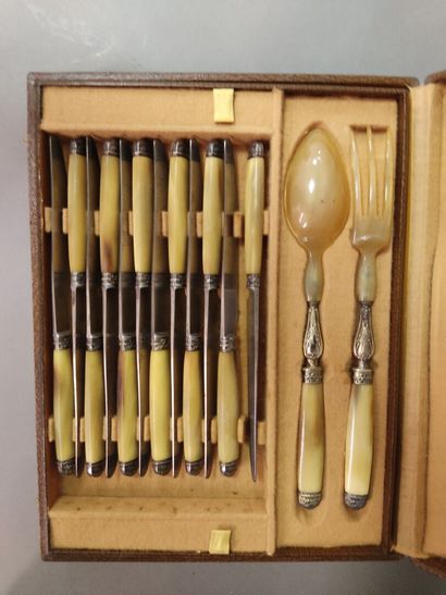 Coffret de ménagère comprenant couteaux,...