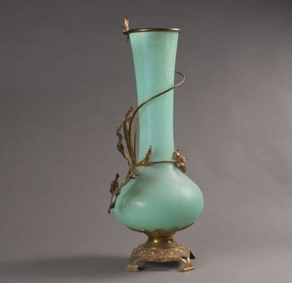 Important vase balustre en verre givré vert.

Monture...