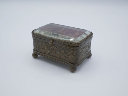 Boîte à bijou en métal patiné.

Dessus de...