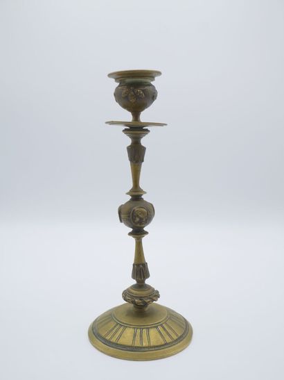Paire de chandeliers en laiton, fût balustre....