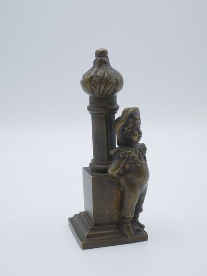Enfant adossé à une colonne.

Bronze patiné.

Fonte...